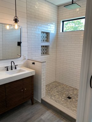 Modern shower with double niche and pebble floor